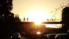 Gångbron i sol